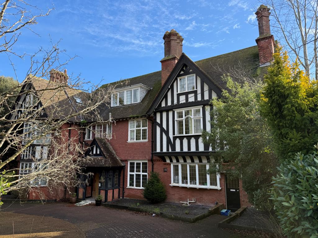 Lot: 45234 - TO BE OFFERED IN OUR 26TH MARCH AUCTION - FORMER CARE HOME WITH CONSENT FOR CONVERSION INTO SUBSTANTIAL DWELLING - Front elevation